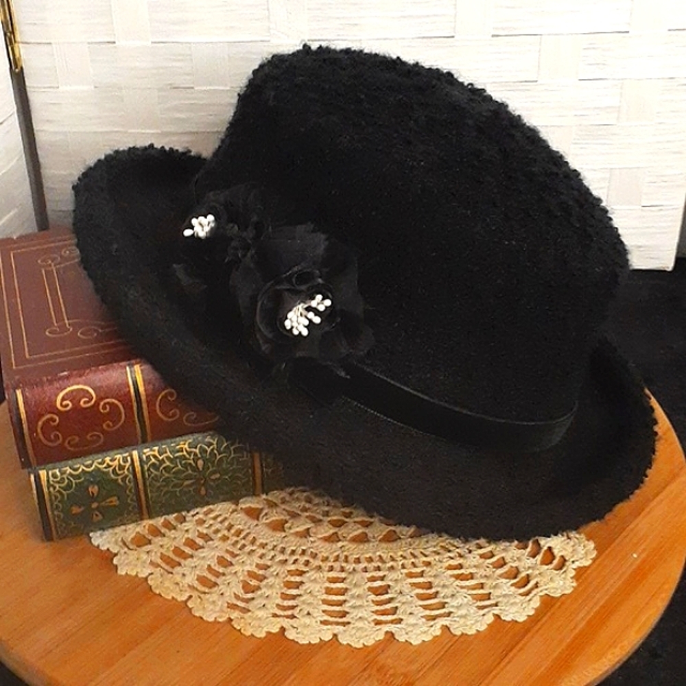 👉AWESOME BLACK FAUX CURLY WOOL HAT~"FLAT" TOP~CURVED BRIM, VELVET BAND, FLOWERS